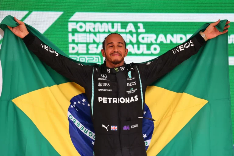Em Brasília, Lewis Hamilton recebe título de cidadão honorário brasileiro