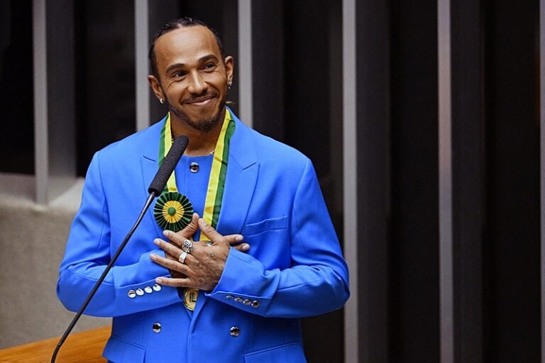 Lewis Hamilton se declara ao Brasil após receber título de cidadão honorário brasileiro: “meu herói é daqui”