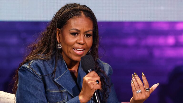 Em turnê com o novo livro, Michelle Obama fala sobre amor próprio em mulheres negras: “sou uma obra inacabada”