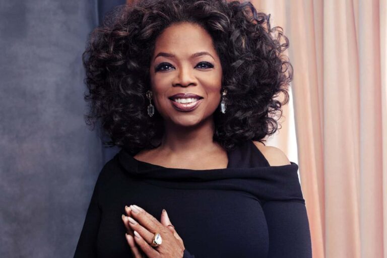 Aos 68 anos, Oprah Winfrey relembra sintomas desgastantes da menopausa e desabafa: “ridículo lutar contra o envelhecimento”