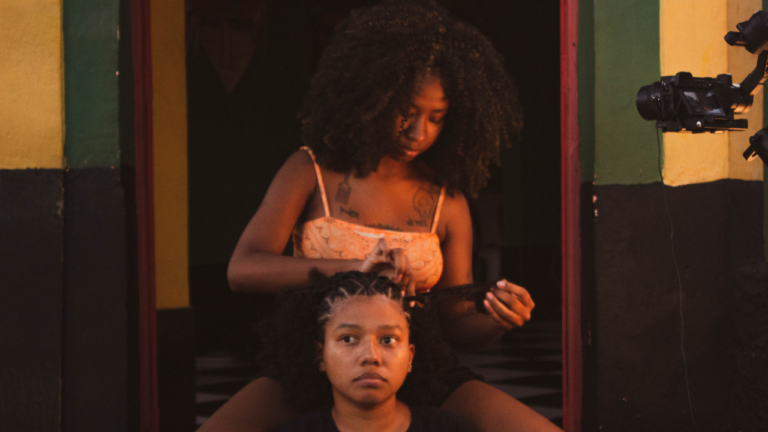 “Trançatlânticas”: documentário faz paralelo entre cabelo, ancestralidade e vivências de trancistas no Maranhão