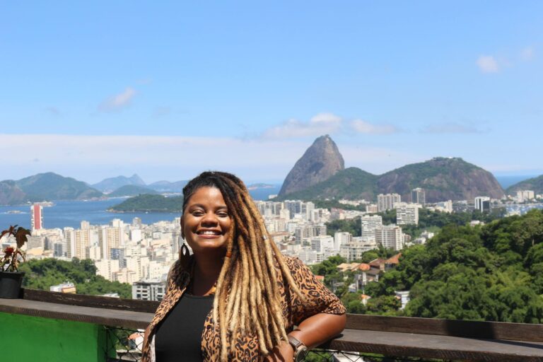 “Guia prático para viajantes”: turismóloga reúne dicas para pessoas negras viajarem sem gastar muito