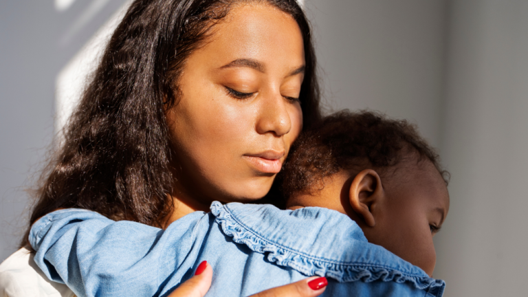 Estudo revela maior taxa de morte de bebês de mulheres negras ricas em comparação com bebês de mulheres brancas pobres