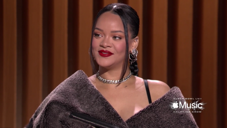 Rihanna se apresenta no Super Bowl após 7 anos sem shows : “É importante para o meu filho me ver no palco”