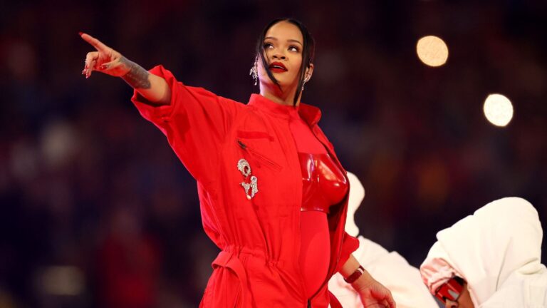 Show de Rihanna fica em oitavo lugar entre melhores do Super Bowl, sendo ultrapassado pelo de Beyoncé e o de Prince, pontua Rolling Stone