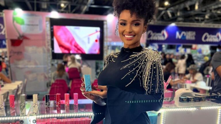 Ex-manicure, Natália Deodato lança sua própria linha de esmalte Ex-manicure, Natália Deodato lança sua própria linha de esmalte