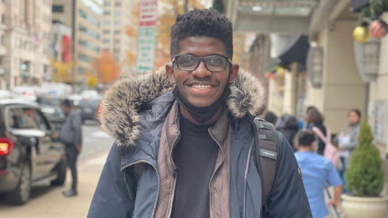 Jovem realiza sonho de fazer graduação nos EUA com bolsas de estudos e cria projeto para apoiar outros estudantes Jovem realiza sonho de fazer graduação nos EUA com bolsas de estudos e cria projeto para apoiar outros estudantes