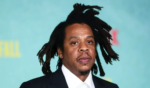 Jay-Z se apresenta na exposição Basquiat x Warhol da Fundação Louis Vuitton, em Paris