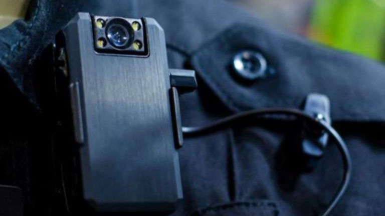 Após caso de agressão a casal negro, Carrefour vai instalar câmeras corporais nos uniformes dos agentes de segurança