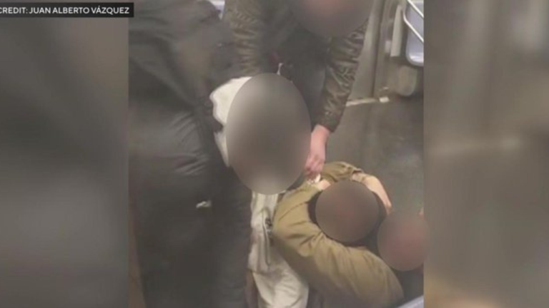 Homem negro em situação de rua é imobilizado e sufocado até a morte durante confusão no metrô de NY
