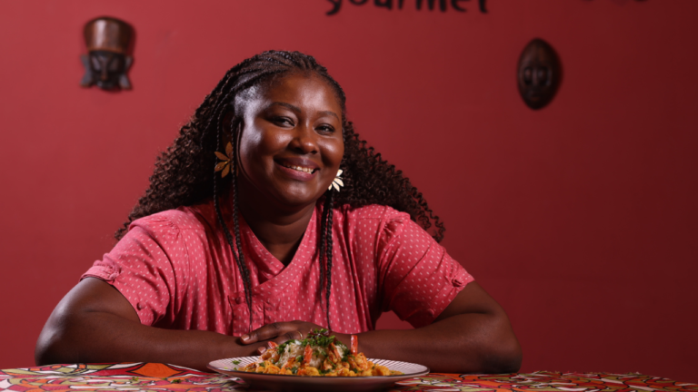 Dona do restaurante Afro Gourmet, do RJ, chef Dandara Batista tem história contada no livro ‘Receita de Vida’