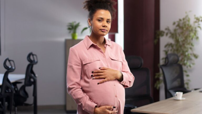 Por que mulheres ainda enfrentam desafios para equilibrar a maternidade com o trabalho? Por que mulheres ainda enfrentam desafios para equilibrar a maternidade com o trabalho?