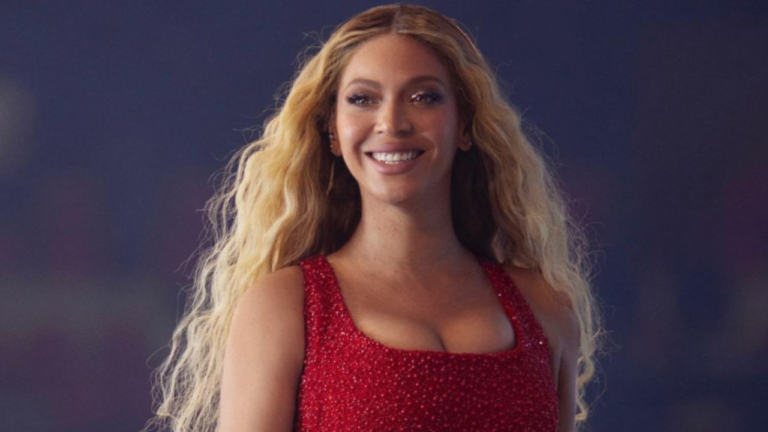 Beyoncé usa figurino de estilistas negros em show em comemoração ao Juneteenth, feriado da emancipação dos negros nos EUA