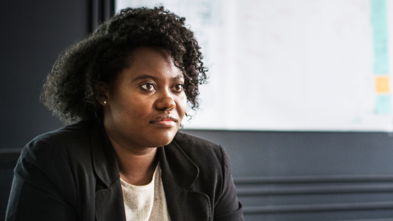 79% das mulheres negras afirmam que as empresas brasileiras têm preconceito na hora de contratá-las, aponta estudo