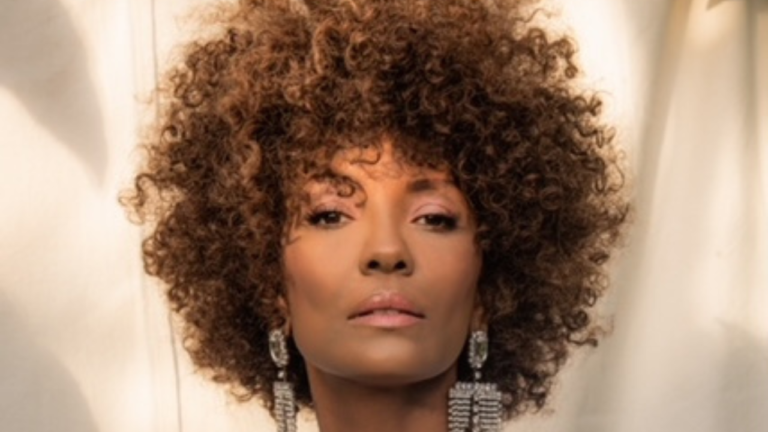 Apresentadora do II Fórum Pacto das Pretas, Isabel Fillardis reforça a importância da união de mulheres negras no setor corporativo Apresentadora do II Fórum Pacto das Pretas, Isabel Fillardis reforça a importância da união de mulheres negras no setor corporativo