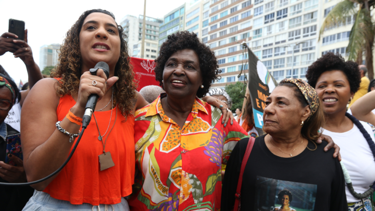 IX Marcha das Mulheres Negras no Rio de Janeiro reúne ministra Anielle Franco, Benedita da Silva e ativistas em Copacabana