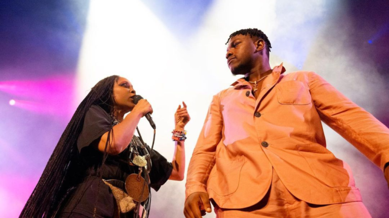 Erykah Badu fala sobre admiração por John Boyega em show: “É bonito!”