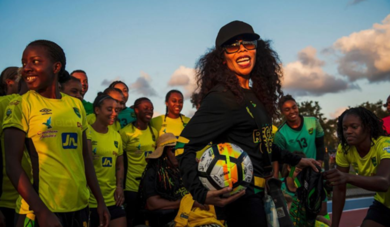 Cedella, filha do Bob Marley, é patrocinadora da seleção feminina da Jamaica e ajudou a salvar o time