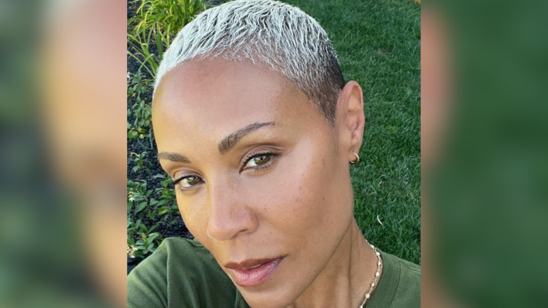 Jada Pinkett Smith celebra crescimento do cabelo em batalha contra a alopecia: “Está agindo como se estivesse tentando voltar”