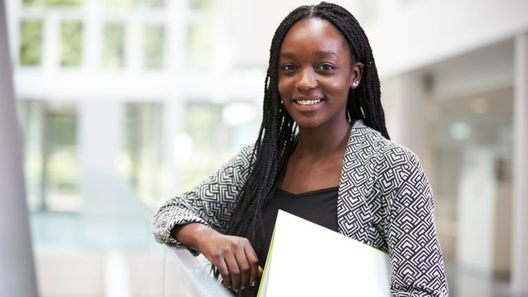 Programa oferece bolsas de capacitação em inglês exclusivas para estudantes negros Programa oferece bolsas de capacitação em inglês exclusivas para estudantes negros