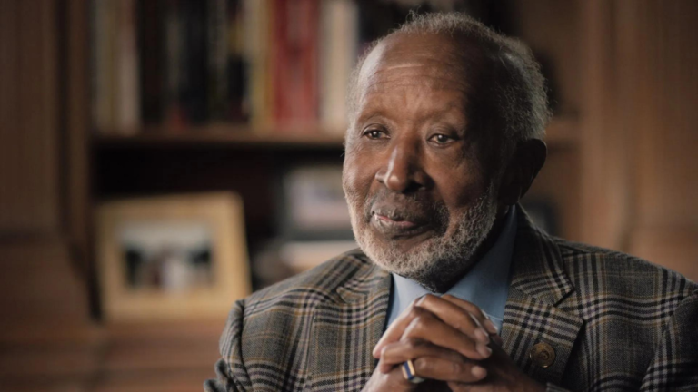 Clarence Avant, o “Padrinho da Música Negra,” falece aos 92 anos