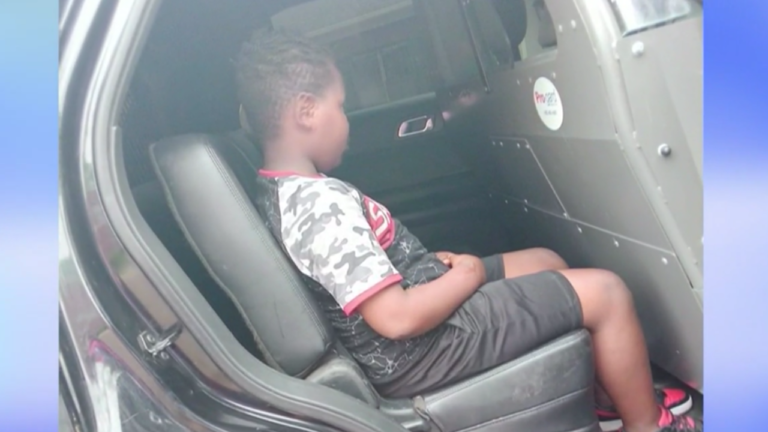 Criança de 10 anos detida por urinar em público nos EUA; Mãe alega que ação policial foi exagerada
