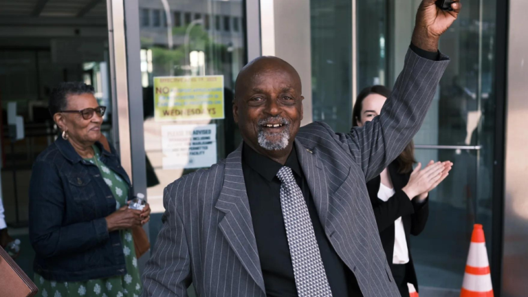 Homem negro acusado de estupro há quase 50 é inocentado por exame de DNA nos EUA: “Finalmente estou livre”