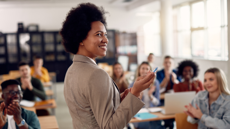 Projeto Escola de Elisas oferece formação antirracista gratuita para educadores de todo o Brasil Projeto Escola de Elisas oferece formação antirracista gratuita para educadores de todo o Brasil
