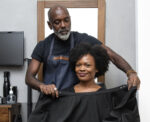 proprietario-de-salao-de-cabeleireiro-latino-cuidando-do-cliente