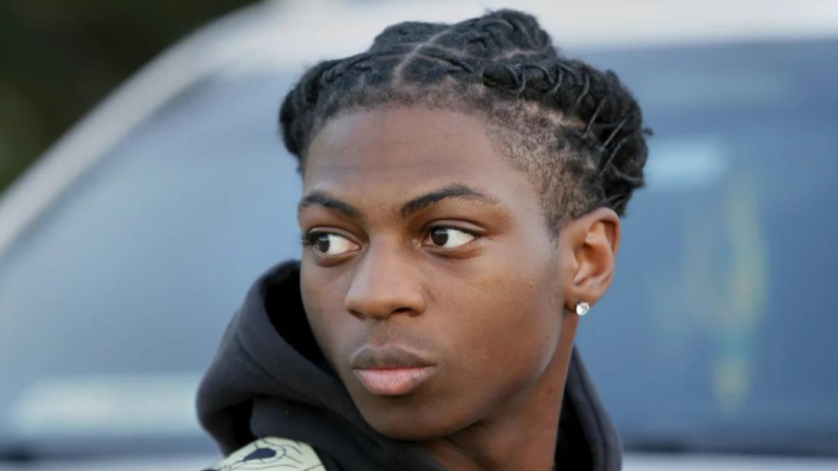 Adolescente negro suspenso de escola nos EUA por usar dreads terá que frequentar programa disciplinar