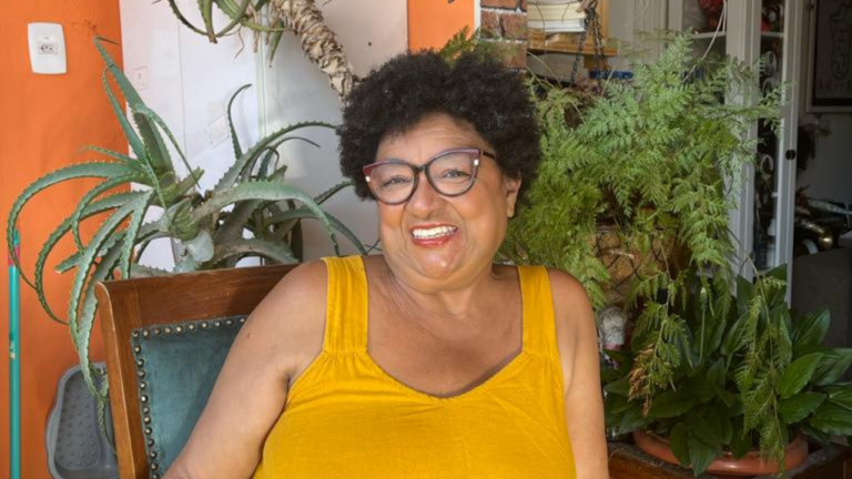 Café com Dona Jacira: “Eu sou contadora de estórias”, ressalta Dona Jacira, mãe de Emicida e Fióti, ao anunciar lançamento da 2ª temporada de seu podcast