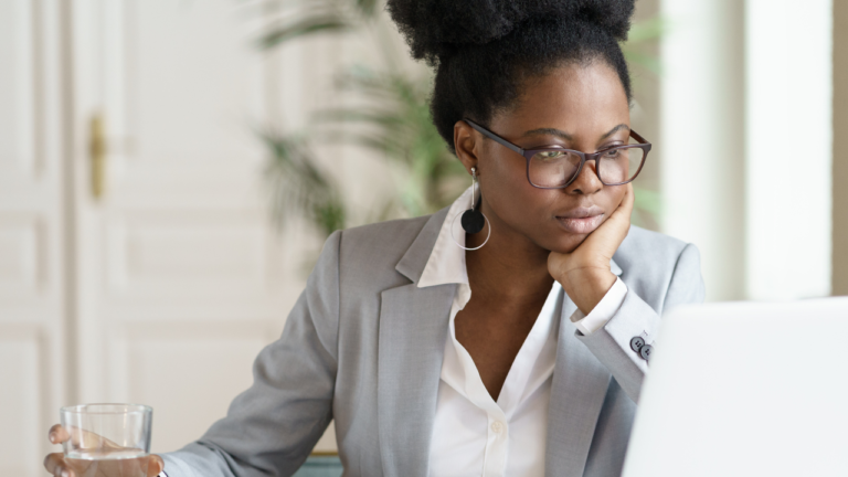 Com mesmo grau de instrução e tempo de carreira, negros chegam a ganhar 13% menos que trabalhadores brancos, diz estudo do Insper Com mesmo grau de instrução e tempo de carreira, negros chegam a ganhar 13% menos que trabalhadores brancos, diz estudo do Insper