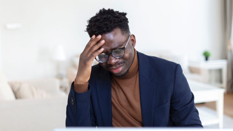 “O pessoal branco do marketing não libera a verba para gente”: ações de diversidade e inclusão estão sendo impactadas pelo racismo dentro das empresas “O pessoal branco do marketing não libera a verba para gente”: ações de diversidade e inclusão estão sendo impactadas pelo racismo dentro das empresas