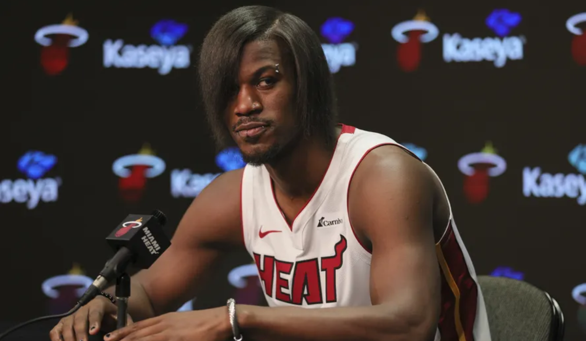 Com cabelo alisado e piercings, Jimmy Butler aparece como “emo” no media  day da NBA - Mundo Negro