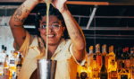 Dia do bartender: Laís Ladrine é bartender há 6 anos e une habilidade e resistência em seus drinks