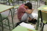 tiro-completo-menino-triste-na-escola