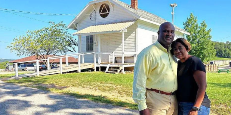 Família negra adquire antiga escola para negros, fechada após o fim da segregação racial nos EUA, para transformá-la em centro cultural