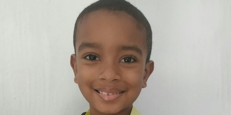 ‘Posso usar meus superpoderes para aprender mais’, diz menino de 7 anos, morador do Complexo da Maré, que completou curso oferecido pela Universidade de Harvard