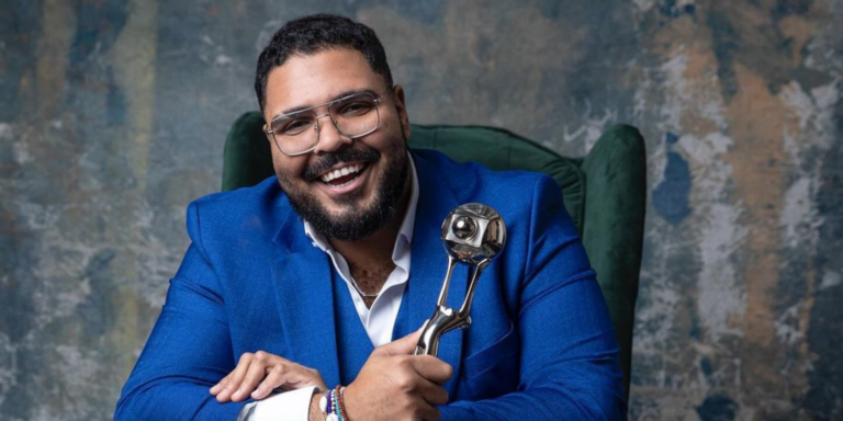 “‘Eu sou a soma de muitos ‘sims’’: Paulo Vieira emociona em discurso ao receber prêmio na categoria ‘Humor’ no ‘Melhores do Ano’ da Globo