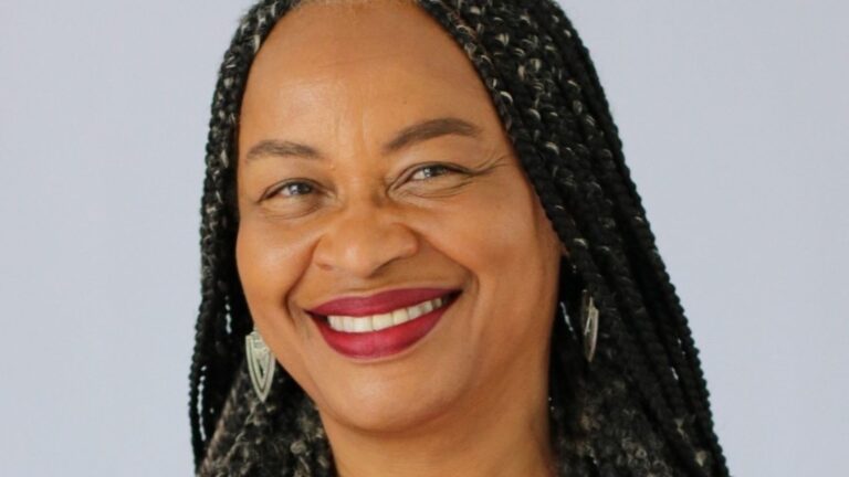Olívia Santana, primeira mulher negra na Assembleia da Bahia, é eleita deputada federal