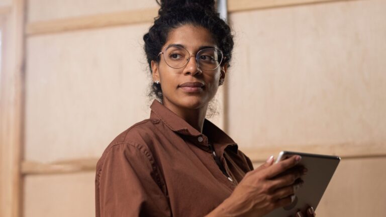 UX para Minas Pretas capacita de forma gratuita Mulheres Negras da periferia de SP na área do UX Design UX para Minas Pretas capacita de forma gratuita Mulheres Negras da periferia de SP na área do UX Design