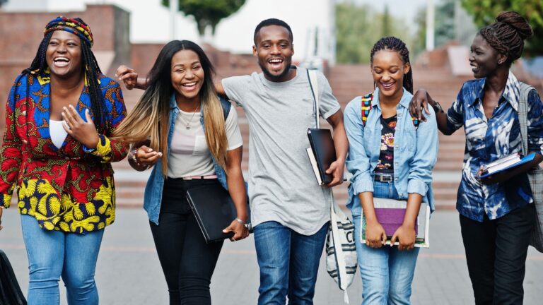 EUA oferecem curso de inglês para jovens negros e indígenas; programa é gratuito e inscrições estão abertas EUA oferecem curso de inglês para jovens negros e indígenas; programa é gratuito e inscrições estão abertas