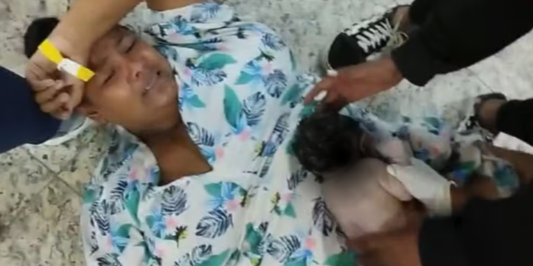 Grávida dá à luz no chão da recepção de hospital em Duque de Caxias, RJ, após médica negar internação