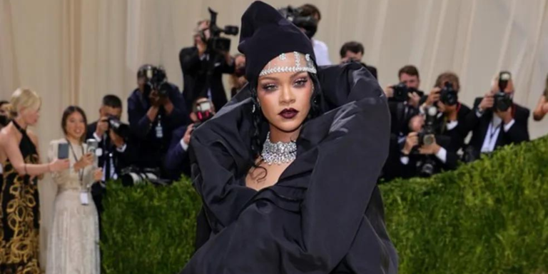 “Muito simples, comparado a tudo que já fiz”, revela Rihanna sobre sua escolha de look para o Met Gala 2024