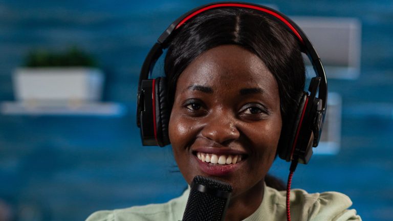 Edital oferece apoio financeiro de até R$ 55 mil para podcasts criados por pessoas negras ; inscrições estão abertas