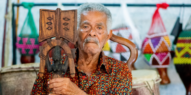 Ogan Bangbala, conhecido como o Ogan mais velho em atividade no Brasil, é homenageado com exposição no Rio de Janeiro