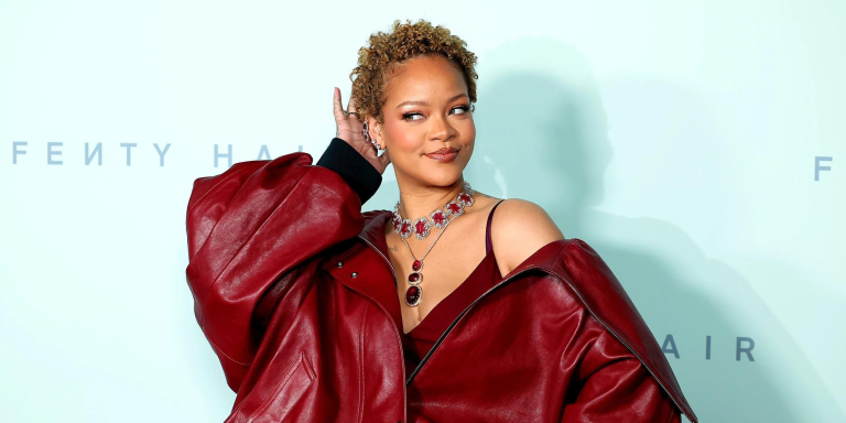 De visual novo, Rihanna vai à festa de lançamento da Fenty Hair e faz piada sobre R9