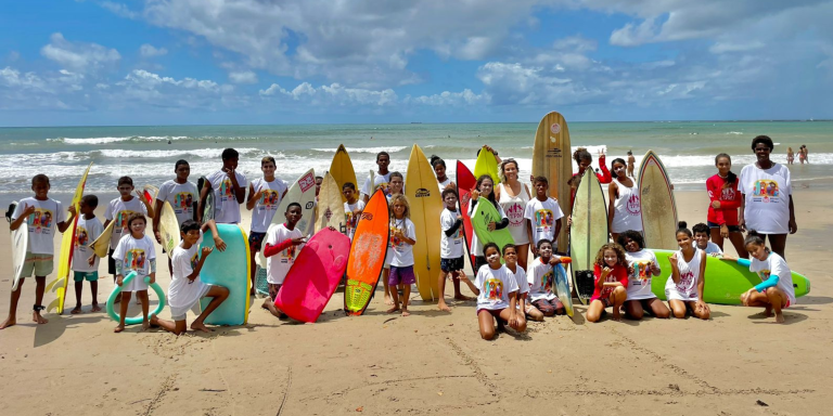 ONG liderada por ativista negra usa surfe para combater racismo e transformar vidas no litoral de Pernambuco