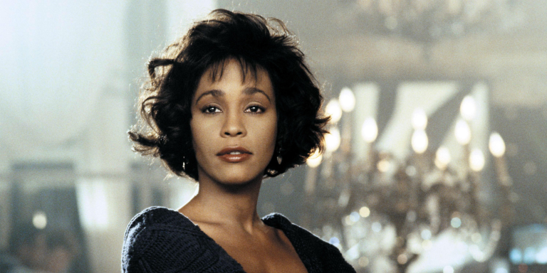 “I Wanna Dance With Somebody – A História de Whitney Houston”, cinebiografia da cantora está disponível no Prime Video
