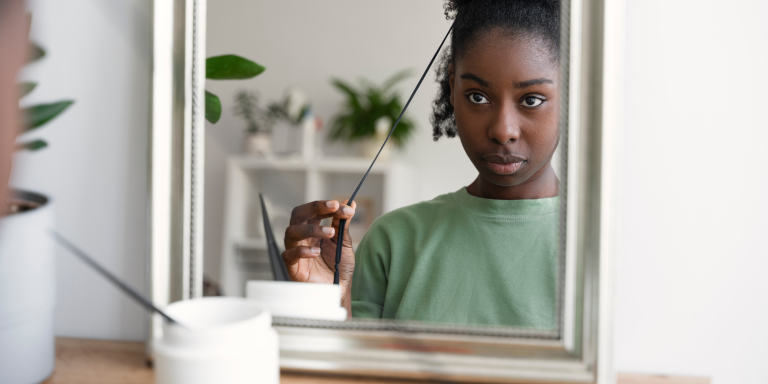 Pesquisa revela que 70% das mulheres negras se sentem pressionadas a alisar o cabelo